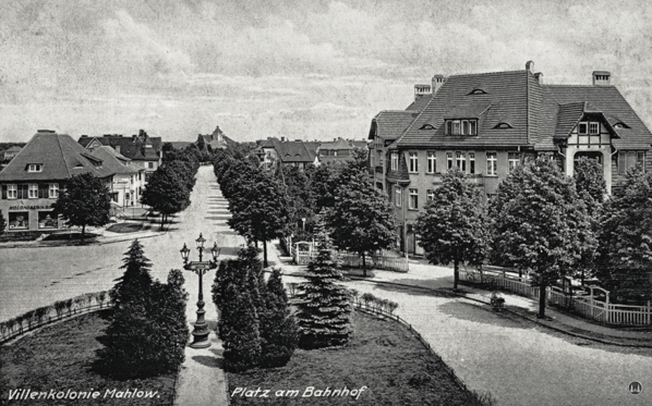 Mahlow. Platz am Bahnhof.