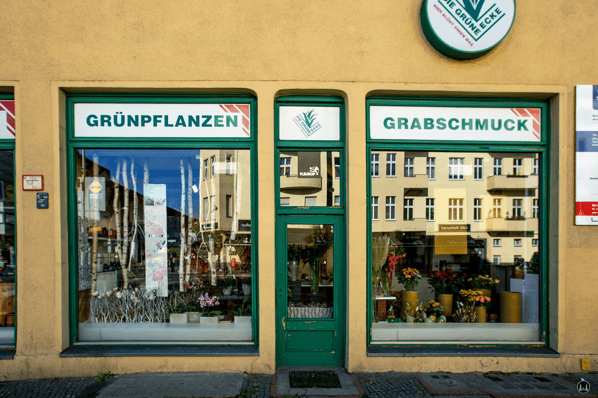 Das Tempelhofer Tivoli an der Friedrich - Karl - Straße. Fassade des Blumenladens "Die Grüne Ecke".