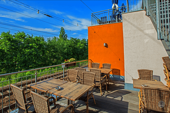 Stellwerk Lio in Berlin Lichterfelde - Ost. Blick von der unteren Terrasse auf die Bahnstrecke.