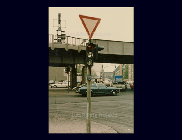Eine zerstörte Verkehrsampel - Symbol für die Chaosnacht vom 1. Mai 1987 in Berlin.