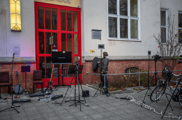 Bernd Kistenmacher enthüllt die Gedenktafel.