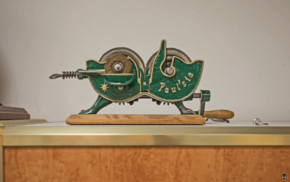 Bergemann Besteck- und Silberwaren. Berlin Lichterfelde West, Drakestraße. Alte Schleifmaschine