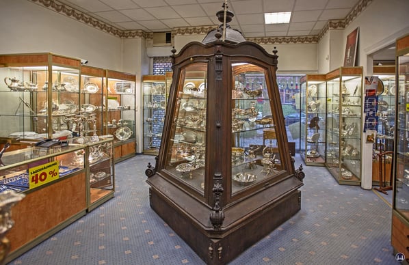 Bergemann Besteck- und Silberwaren. Berlin Lichterfelde West, Drakestraße. Innenansicht erster Ladenteil mit Eingericht