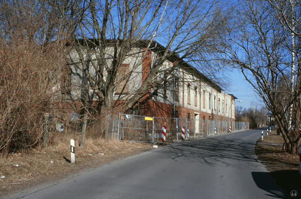 Die Königliche Militär-Eisenbahn. Der Güterschuppen der Fa. Metz & Co. in Marienfelde vor dem Abbruch 2003.