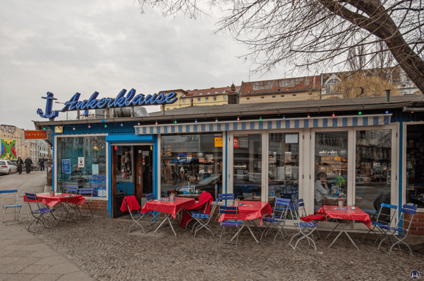 Terrasse an der Straßenseite der Ankerklause.