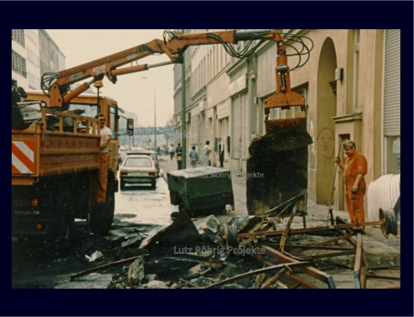 Von einem Bauwagen blieben nur noch verbogene Stahlteile übrig.