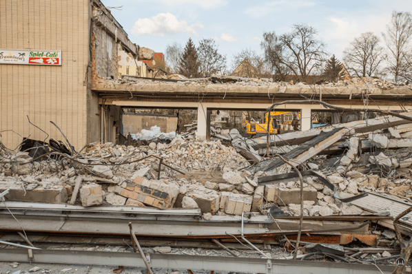 Bismarck - Lichtspiele, Zescher Straße in Lichtenrade. Frontansicht des ehemaligen Kinos und der Supermarktzeile während des Abbruchs. Detailansicht.