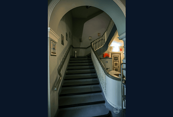 Blick ins Treppenhaus im Jahr 2017.