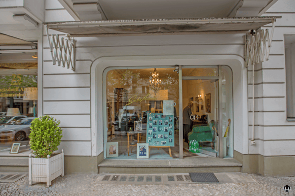 Der Schneider der Stars. Günter Adam hat in seinem Schaufenster die Fotos der Stars für die er schneiderte, ausgestellt.