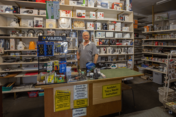 Eisenwaren Weger am Breitenbachplatz in Berlin-Steglitz. Reinhard Weger persönlich.