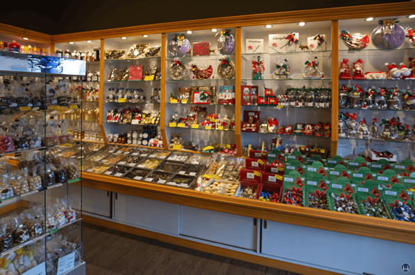 Confiserie Charlotten, Berlin - Mariendorfer Damm 439. Regale voller Köstlichkeiten.