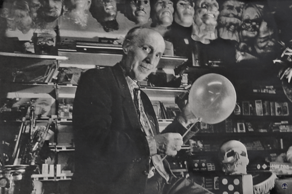  Der Zauberkönig in Berlin - Neukölln. Günter Klepke im alten Laden Hermannstraße.