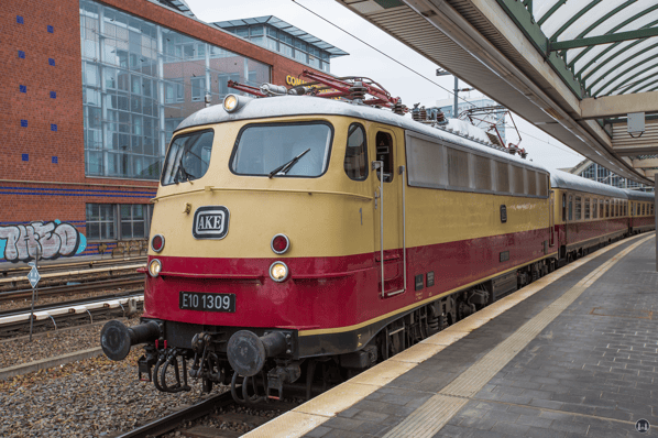 Luxuszug Rheingold, TEE. Lok Baureihe E 10.12 im Ostbahnhof.