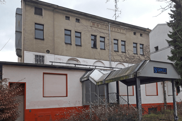 Das Gebäude des ehem. Jazz - Saloon (später PopInn) in der Ahornstraße in Steglitz kurz vor dem Abbruch.