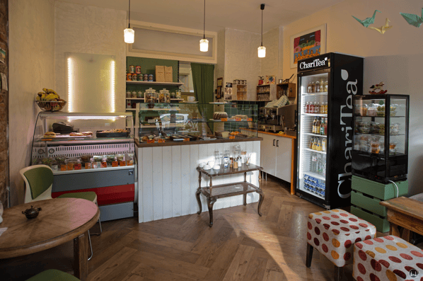 Café 7 Schwestern, Berlin - Gneisenaustraße. Nicht nur Kuchen, sondern auch kleine Mahlzeiten gibt es.