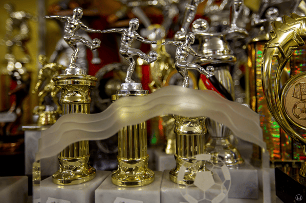 Ehrenpreise für Fußballer bei Inka-Pokale.