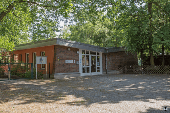 Gewerbehof Körtestraße 10 in Berlin - Kreuzberg. Kindergarten gegenüber.