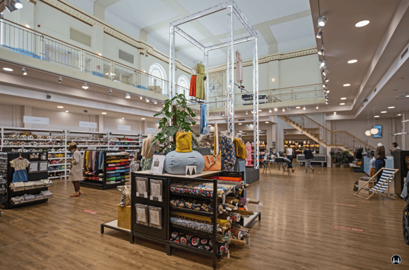 Ein Blick in Richtung des Aufgangs zur Galerie - und auf die zur Auswahl stehenden Stoffe.