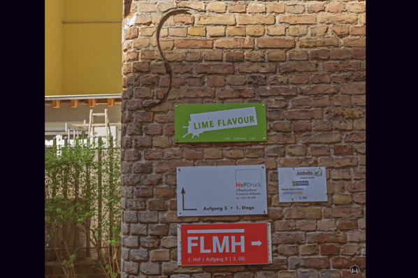 Gewerbehof Körtestraße 10 in Berlin - Kreuzberg. Aktuelle Firmenschilder.