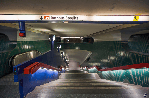 Treppenabgang zum Bahnsteig in Richtung Rathaus Steglitz.