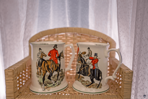 Das Broken English in Berlin - Kreuzberg, Körtestraße 10. Teetassen mit Motiven der brit. Fuchsjagt.