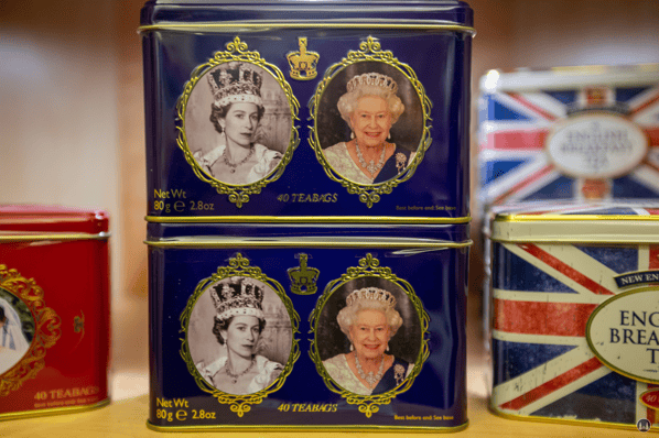 Das Broken English in Berlin - Kreuzberg, Körtestraße 10. Teedosen mit dem Konterfei der Königin