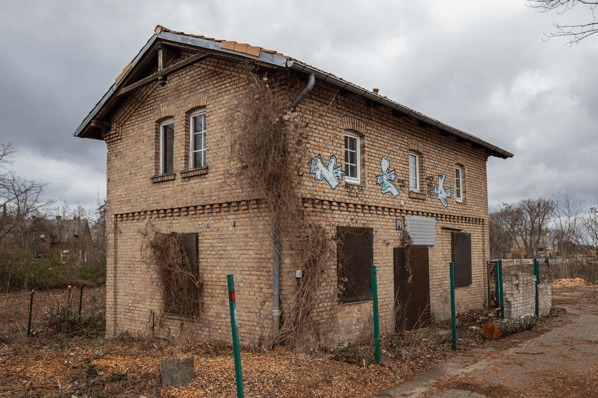 Die Königliche Militär-Eisenbahn. Das Aufenthaltsgebäude für das Streckenpersonal in Marienfelde.