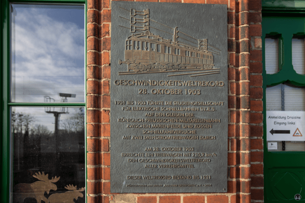Die Königliche Militär-Eisenbahn. Bahnhof Zossen. Gedenktafel der Schnellfahrversuche.