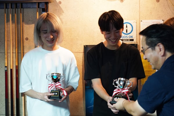 NBA松元さんから優勝カップの授与