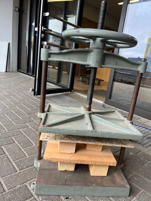 Wir haben am Anfang eine alte Handspindelpresse zum Pressen benutzt