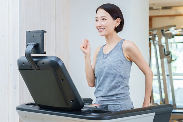 低酸素下では、効率よく体に負荷をかける事ができ、極限まで運動効率を高めてくれます。15分でも1時間分の運動効果が期待できる、最先端の時短トレーニングです。