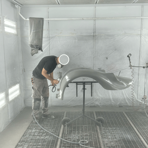 application d'une couche d'apprêt avant peinture de la Spartan