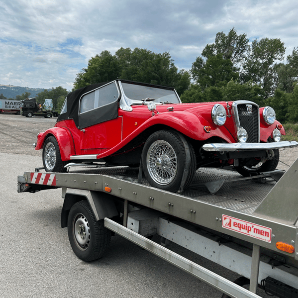 The french Spartan sort du garage sur une dépanneuse