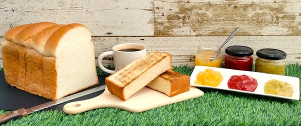 各種ジャムとトースト