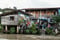 Die Klongs bilden immer noch die Wasserwege an denen unzählige Menschen in ihren Häusern direkt am Wasser leben. Die Klongs sind Seitenarme des Chao Phraya.