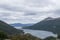 Dann, etwa 100 km vor Ushuaia änder die Landschaft komplett. Berge und Seen sind angesagt wie hier der über 100 km lange Lago Fagnano.