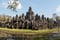 Prasat Bayon Tempel, entstanden im 12 Jh. Von weitem sieht der Tempel aus wie ein wild zusammengewürfelter Steinhaufen 