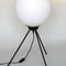 Bordslampa Italiensk design, stilnovo-era, 1950-tal. Glob i matterat opalglas, fot i lackerad metall med mässings detaljer. H. ca 63cm.