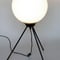 Bordslampa Italiensk design, stilnovo-era, 1950-tal. Glob i matterat opalglas, fot i lackerad metall med mässings detaljer. H. ca 63cm.
