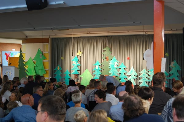 Volle Aula mit toller Bühne