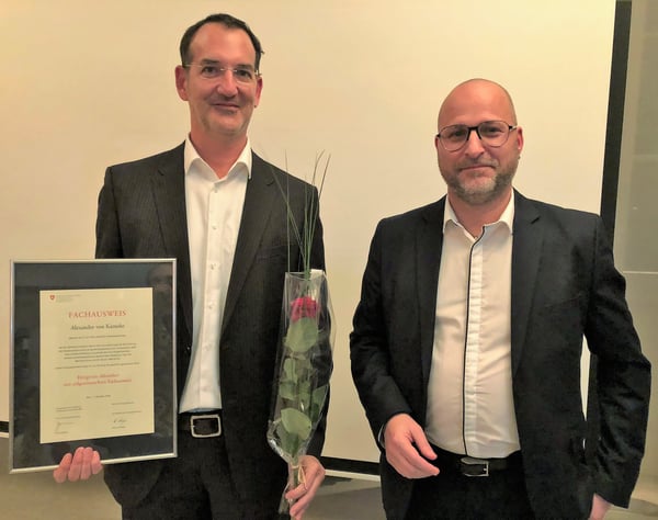 Hansruedi Nägeli (Prüfungskomission) und Alexander von Kameke bei der Diplomfeier 2018