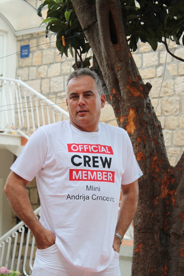 Andija mit unserem mitgebrachten Shirt.