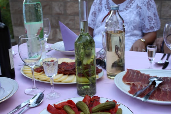 Köstlicher kroatischer Empfang.