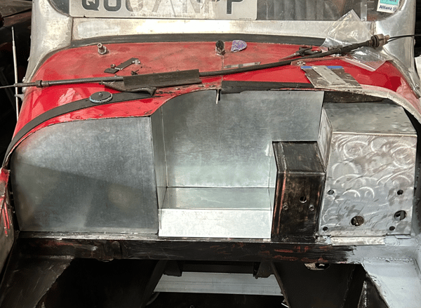 Rénovation du compartiment moteur du Roadster Spartan