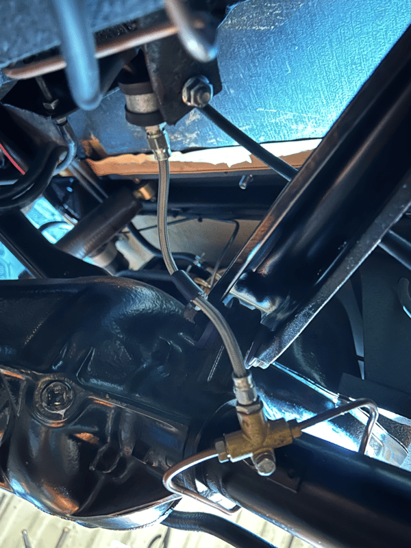 Nouveau flexible de frein arrière, ici voiture levée, pont au plus bas