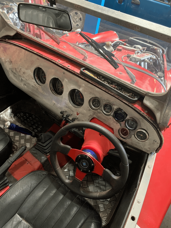 tableau de bord de la Spartan avant rénovation