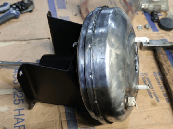 Servo frein de la Spartan nettoyé et décapé avant peinture