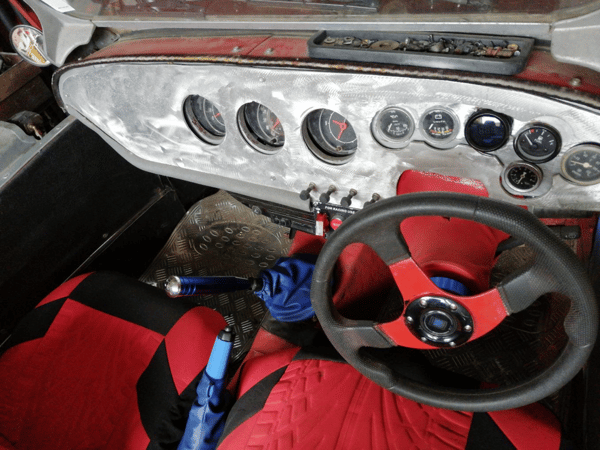 Tableau de bord de la Spartan avant rénovation