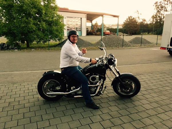 Klaus Hoher mit Harley