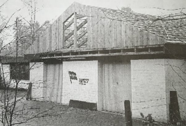 Bootshalle mit neuem Satteldach kurz vor dem Richtfest am 18. Februar 1989.